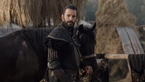 alparslan-buyuk-selcukluda-herkes-yuvadan-tek-tek-ayrilmisti-bakin-koca-kadrodan-geriye-bir-tek-kim-kaldi-1635774735445.jpg Bakın koca kadrodan geriye bir tek kim kaldı! Alparslan Uyanış Büyük Selçuklu'da tamı tamına 20 ayrılık!-3