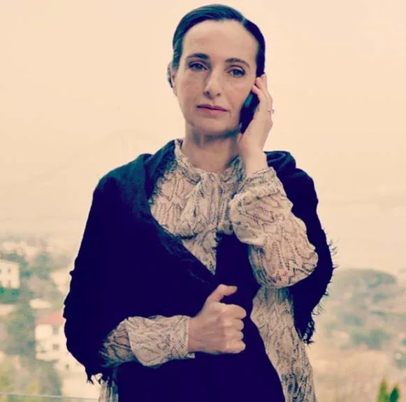 kirmizi-oda-nevin-gercekte-kim-hikayesi-ne-rozet-hubes-kimdir-rozet-hubes-esi-kim-iste-oynadigi-diziler-1634305455673.jpg Nevin hikayesi ne? Kırmızı Oda Rezzan'ın annesi Nevin kimdir? Rozet Hubeş kimdir? Rozet Hubeş eşi kim? İşte oynadığı diziler...-4