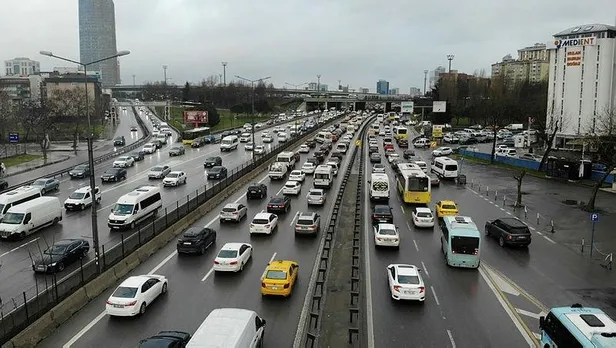 son-dakika-istanbulda-trafik-cilesi-yogunluk-85-seviyelerine-yukseldi-1647532564812.jpeg