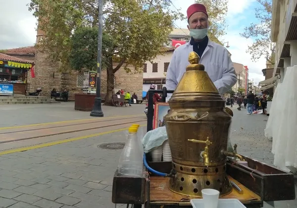 bakir-kazanda-sutle-pirisilen-sifali-osmanli-salebi-1636611907183.jpg Bakır kazanda sütle pirişilen şifalı Osmanlı salebi...-2