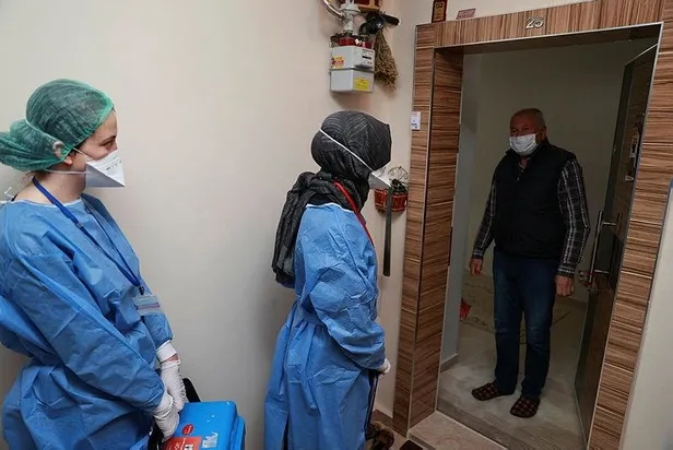 avrupada-yaslilar-asi-merkezlerinde-kuyruk-olustururken-turkiyede-90-yas-ve-uzeri-vatdanslar-icin-evde-asilama-basladi-1611084937667.jpeg Avrupa'da yaşlılar aşı merkezlerinde kuyruk oluştururken Türkiye'de 90 yaş ve üzeri vatandaşlar için evde aşılama başladı-4