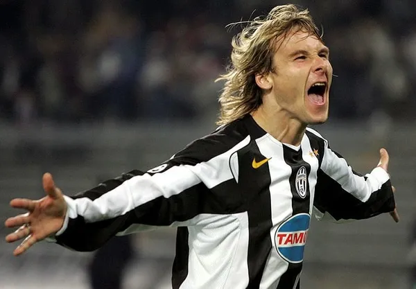 efsaneyi-tost-yaptilar-juventus-efsanesi-nedved-hovardalik-pesinde-1661802765924.jpg
