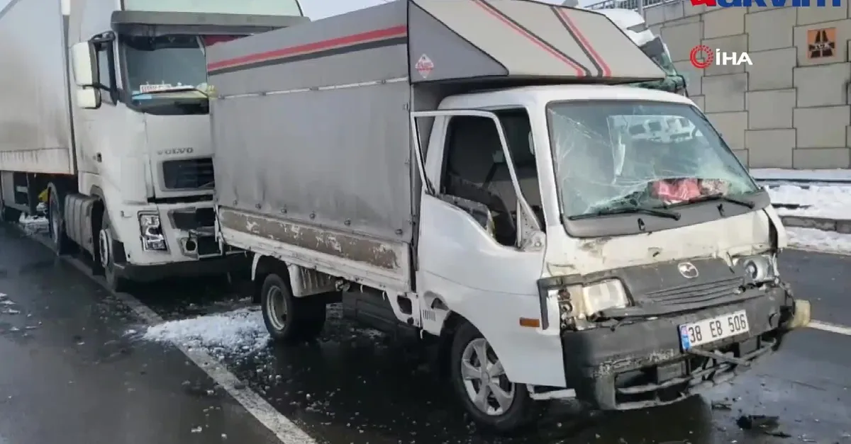 Feci kaza, tır kağıt gibi ezildi