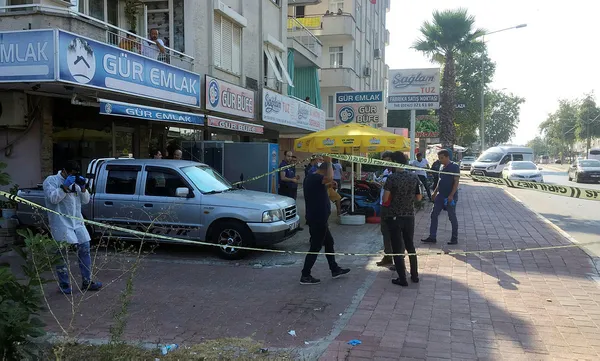 antalyada-polis-merkezi-onunde-silahli-saldiri-3-yarali-1595949319794.jpg Antalya'da polis merkezi önünde silahlı saldırı: 3 yaralı-1