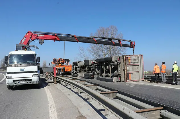 TEM'de tır devrildi! Trafik kilitlendi