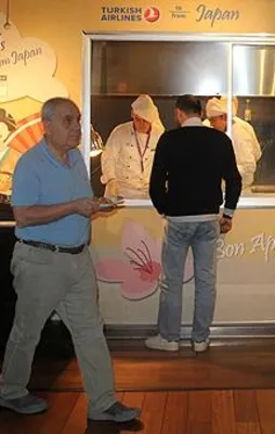 THY'den yolculara Uzak Doğu yemekleri ikramı