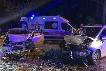 2 otomobil kafa kafaya çarpıştı!