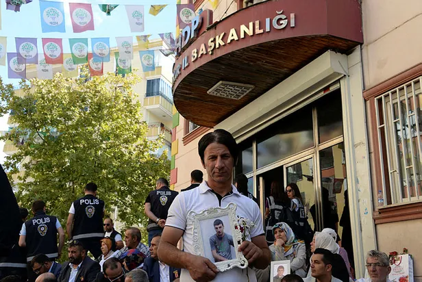 HDP önündeki oturma eylemi 10'uncu gününde! Anneler isyan etti: Allah onları kahretsin-4