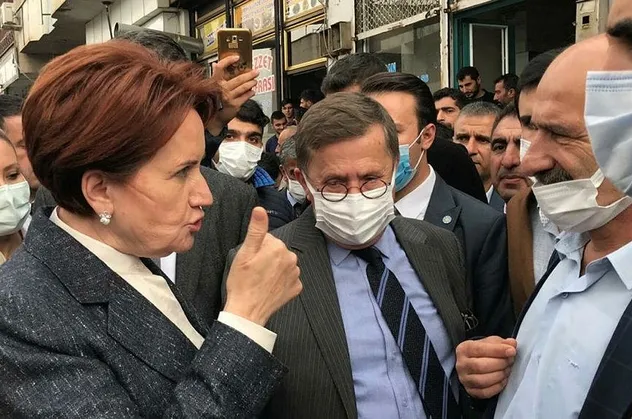 Zorbalıkta 'İYİ'ler! Meral Akşener'e soru soran vatandaşın üzerine yürüdüler...