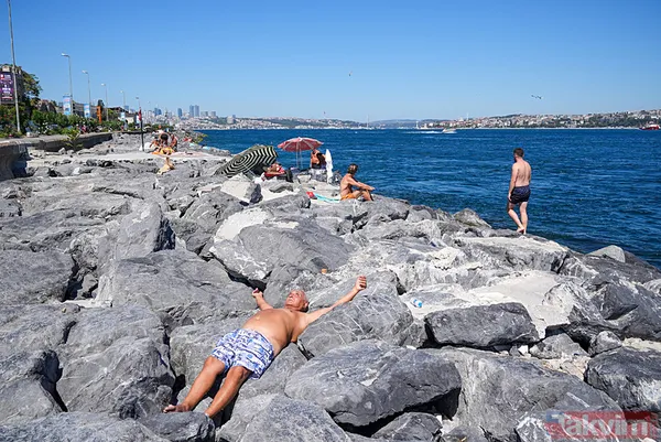 İstanbul’da sıcak havadan bunalanlar denize girerek serinledi - 6