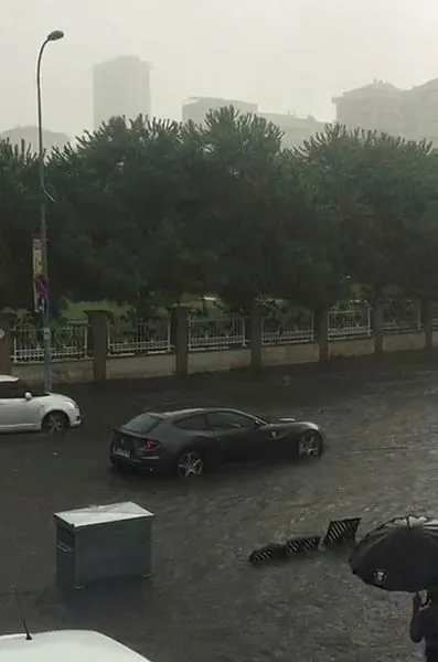 Caddebostan’da milyon liralık Ferrari su birikintisinde böyle mahsur kaldı-2