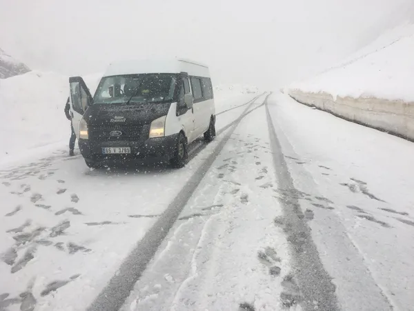 van-bahcesarayda-mayis-ayinda-10-santimetre-kalinliginda-kar-1651396186611.jpg Van Bahçesaray'da mayıs ayında 10 santimetre kalınlığında kar-4