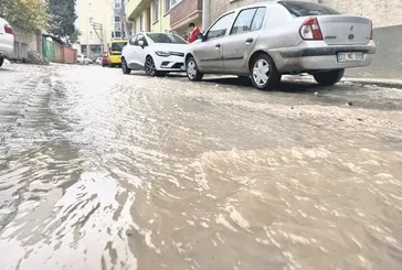 Edirne'de önce çamurlu su ardından patlayan boru! CHP'li Belediye Başkanı Recep Gürkan yalnızca izliyor! Vatandaş isyan etti