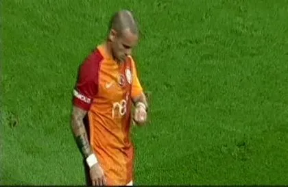 Sneijder’den derbide ilginç hareket