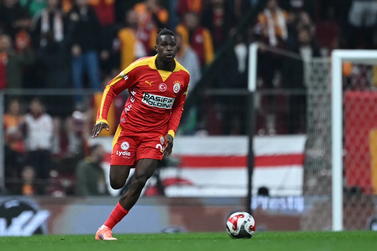 galatasarayda-ayrilik-karari-okan-buruk-yildiz-ismin-biletini-kesti-1776957460588.jpg Wilfried Singo, Monaco'dan Galatasaray'a transfer olmuştu