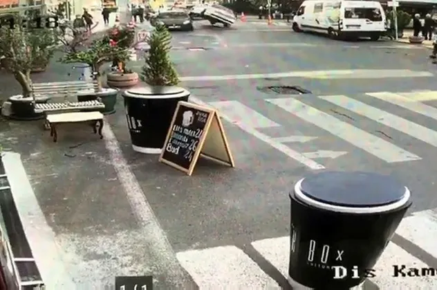 İstanbul’da akıl almaz kaza kamerada