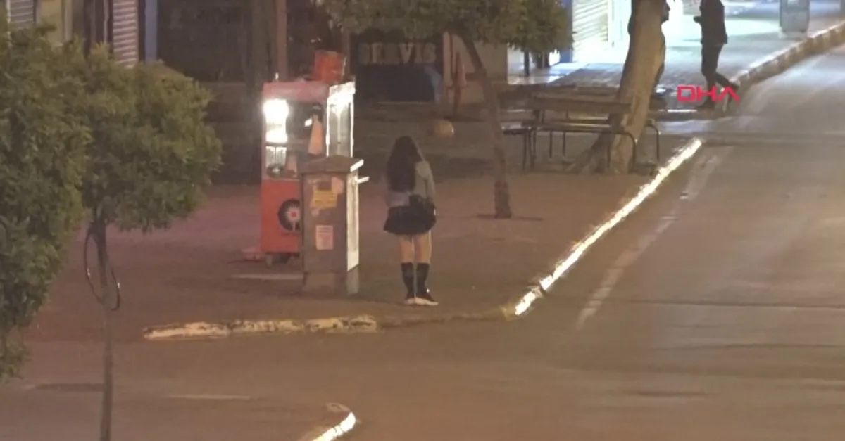 Sokağa çıkma yasağına dakikalar kala fuhuş pazarlığı! Bakışlara ...