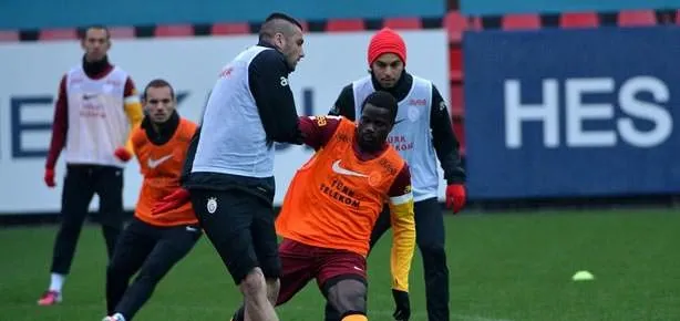 4 futbolcu ceza sınırında