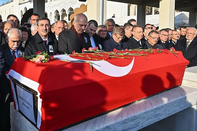 Eski AK Parti Milletvekili Ahmet İyimaya, son yolculuğuna uğurlandı. Ankara'da dün hayatını kaybeden eski milletvekili İyimaya'nın cenaze namazı bugün ikindi namazını müteakip Kocatepe Camisi'nde kılındı. (AA)