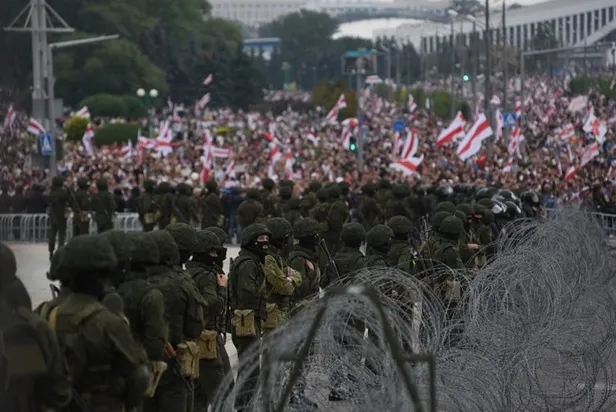 minskte-gerginlik-cumhurbaskani-lukasenko-konutuna-elinde-tufekle-geldi-1598212676006.jpg Belarus'un başkenti Minsk'te tansiyon had safhada: Devlet Başkanı Lukaşenko, konutuna elinde tüfekle geldi-1