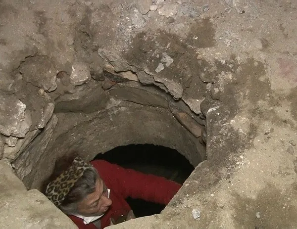 Son dakika: Beyoğlu'nda korku dolu anlar! Bir kadın kanalizasyon çukuruna düştü-4