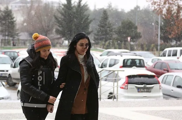 Bolu’da, 3 kilo 894 gram esrarla yakalanan kadın gözaltına alınırken utanmadan sırıttı