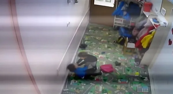 25-yasindaki-cocuk-17-aylik-bebegi-dovdu-aileye-tahterevalliden-dustu-denildi-1656092895317.jpg 2,5 yaşındaki çocuk, 17 aylık bebeği dövdü! Aileye tahterevalliden düştü denildi-3