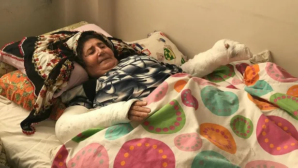 yasli-kadin-minibusun-altinda-kaldi-o-anlar-kamerada-hastaneye-gelip-bir-gecmis-olsun-bile-demedi-1644950184545.jpeg Yaşlı kadın minibüsün altında kaldı: O anlar kamerada! "Hastaneye gelip bir geçmiş olsun bile demedi"-3