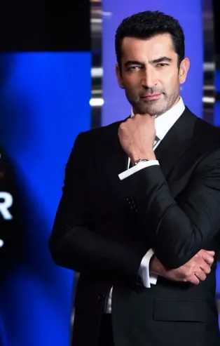 Bugün annem öldü. Belki de dün bilmiyorum şeklinde başlayan Yabancı adlı romanın yazarı kimdir?