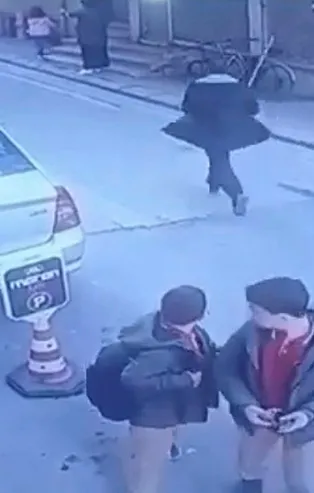 İstanbul'da sokak ortasında kız kardeşine dehşeti yaşattı! Üstünde sopayı kırdı bayıltana kadar dövdü