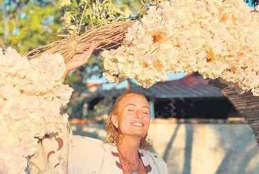 Ceyda Düvenci yeniden doğdu! Bikinili pozları olay oldu