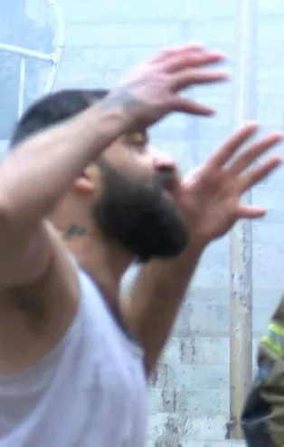 Evleri yanarken birbirlerine girdiler! İzmir'de gergin dakikalar