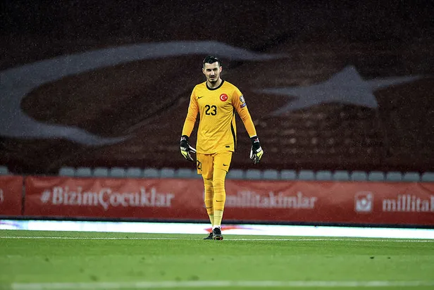 ugurcan-cakir-hem-kurtariyor-hem-de-attiriyor-bir-asist-daha-1622748966179.jpg Uğurcan Çakır hem kurtarıyor hem de attırıyor! Bir asist daha...-3