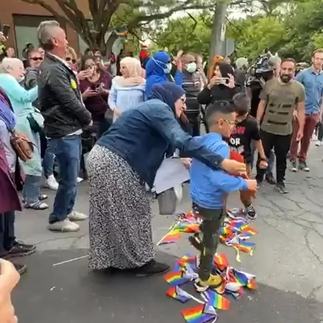 Kanadadaki LGBT terörüne karşı Müslüman ve Hristiyan aileler sokağa çıktı: Çocuklarımızı rahat bırakın | Sapkınlığın bayrakları ayaklar altına alındı