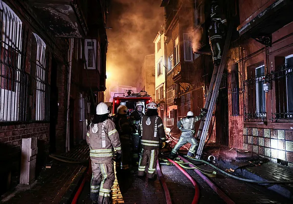 Fatih’te 3 katlı bina alev alev yandı-2