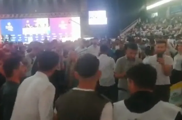HDP kongresinde PKK elebaşı Abdullah Öcalan'a destek sloganları! Posterini açmaya çalışıp slogan atarak halay çektiler