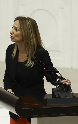 Aylin Nazlıaka kendini kürsüye kelepçeledi