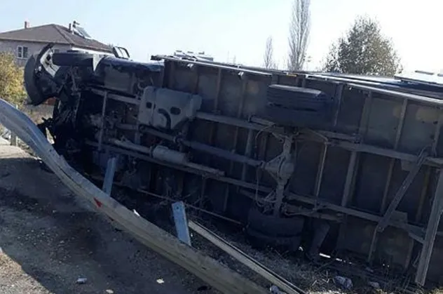 Bilecik'te kontrolden çıkan kamyonet devrildi
