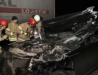 Paramparça olan milyonluk aracın sürücüsü kaçtı