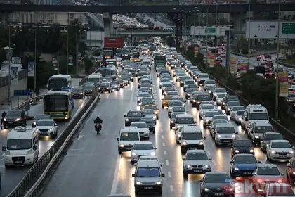 İstanbul’da dün başlayan yağmur sonrası trafik yoğunluğu sürüyor