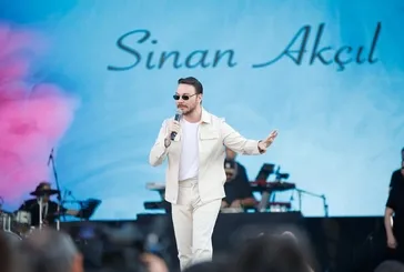 Sinan Akçıl 14 dikişli ayağıyla sahneye çıktı