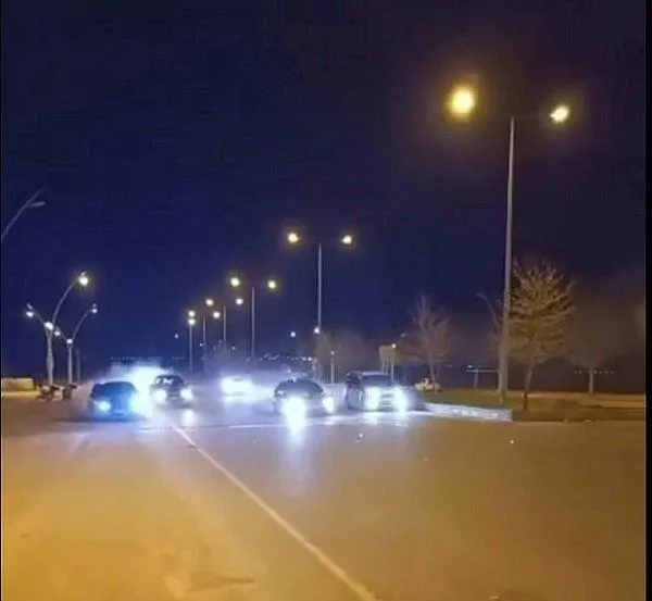 kaza-geliyorum-dedi-3-seritli-yolda-5-otomobilli-yaris-1712325482658.jpeg Kaza "geliyorum" dedi! 3 şeritli yolda 5 otomobilli yarış-3