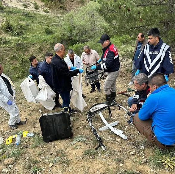 pkkli-teroristlerin-paramotoru-bulundu-veterineri-sehit-edip-ankarada-bombali-saldiri-duzenlemislerdi-1714406942498.jpeg PKK'lı teröristlerin paramotoru bulundu! Veteriner Mikail Bozlağan'ı şehit edip Ankara'da bombalı saldırı düzenlemişlerdi!-6