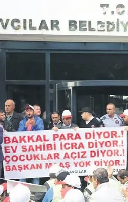 Avcılar Belediyesi önünde maaş isyanı