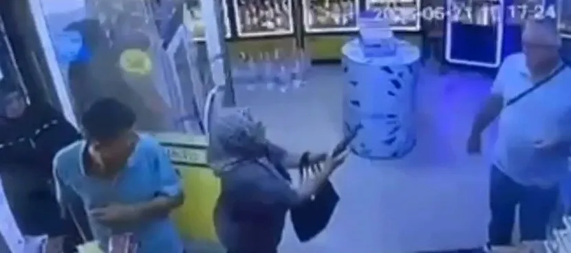 1782476218950.jpeg 64 yaşındaki kadın eşini vurmaya çalıştı: O anlar kamerada-2