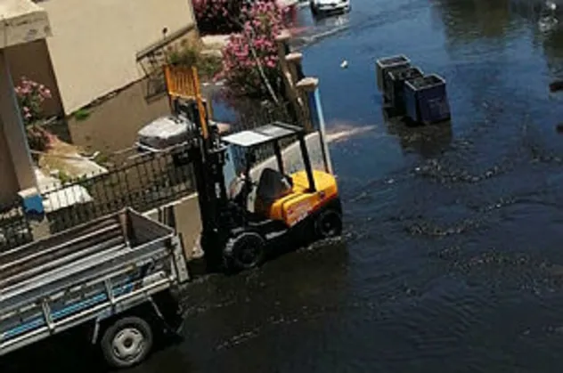 Çeşme'de atık su borusu patladı! Yol atık su doldu, etrafa koku yayıldı
