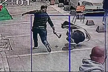 Alacak verecek kavgası: Başına keserle vurdu | O anlar kamerada