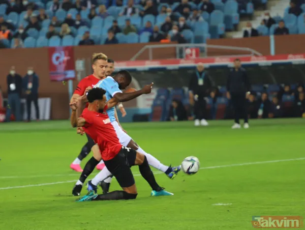 Trabzonspor - Gaziantep FK maçında ilginç olay! Arda Akbulut kaleye geçince Muhammet Taha Tepe maça motosikletle yetişti - 34