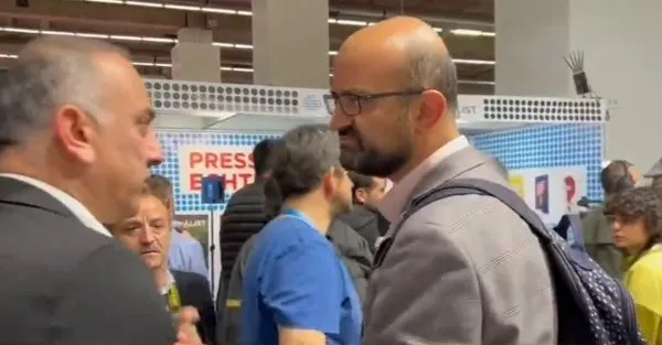 almanyada-fetocu-alcak-ercan-karakoyun-a-haber-muhabiri-ismail-erele-saldirdi-1666537863520.jpg Almanya’da FETÖ’cü alçak Ercan Karakoyun, A Haber muhabiri İsmail Erel'e saldırdı-2