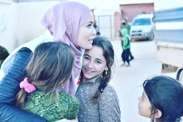 Gamze Özçelik'ten corona virüsü bağışı! Zorluk çeken ailelere yine yardım eli uzattı-2